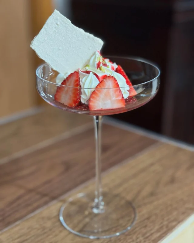 .
【苺のデザート】

お食事の最後に召し上がっていただくデザートは少量でも美しく♪

______________________________

LUXURY HOLIDAY
WITH DOGS

-愛犬と過ごす贅沢な休日-

🐕🐕🐕

アルマガーデンドッグスは
八ヶ岳にひっそりと佇む

コテージとログハウスの全2棟で、それぞれ1日1組限定

代官山、渋谷のレストランで修業したオーナーシェフがフレンチのコースをご提供
わんちゃんもご一緒に

-日常を忘れて愛犬との贅沢な時間をお過ごしください-

🐕🍽️🏡 @arumagardendogs

＝＝＝＝＝＝＝＝＝＝＝＝＝＝＝＝

【ご予約はこちらから✍️】

💻▽オフィシャルサイト予約フォーム
プロフィールにリンクしているホームページからどうぞ🏷️

【お問い合わせなどはお気軽に🐕】

📞0551-45-7679

＝＝＝＝＝＝＝＝＝＝＝＝＝＝＝＝

ARUMA GARDEN DOGS
-アルマガーデンドッグス-

【住所】
📍山梨県北杜市大泉町西井出8240-6520

【電話番号】
📞0551-45-7679

______________________________

#アルマガーデンドッグス #ペットと泊まれる宿 #愛犬と泊まれる宿 
#ワンコとお出かけ #わんことお出かけ 
#天然芝 #専用ドッグラン #ドッグラン完備 #プライベートドッグラン
#1日1組 #プライベートコテージ  #ラグジュアリーホテル #ログハウス #コテージ #ホテル 
#アフタヌーンティー #北杜市ランチ #オーベルジュ
#フランス料理 #八ヶ岳フレンチレストラン #オーベルジュ #北杜市フレンチ
#ガーデン #バラ好きな人と繋がりたい
#八ヶ岳 #北杜市 #山梨県