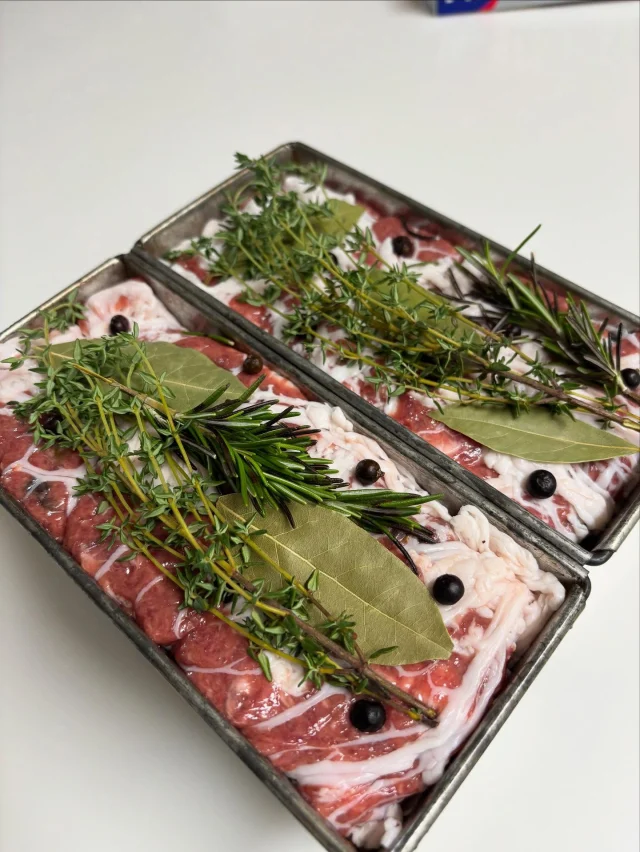 .
【パテドカンパーニュ】

一晩マリネしたお肉でパテドカンパーニュを仕込みます🍷

______________________________

LUXURY HOLIDAY
WITH DOGS

-愛犬と過ごす贅沢な休日-

🐕🐕🐕

アルマガーデンドッグスは
八ヶ岳にひっそりと佇む

コテージとログハウスの全2棟で、それぞれ1日1組限定

代官山、渋谷のレストランで修業したオーナーシェフがフレンチのコースをご提供
わんちゃんもご一緒に

-日常を忘れて愛犬との贅沢な時間をお過ごしください-

🐕🍽️🏡 @arumagardendogs

＝＝＝＝＝＝＝＝＝＝＝＝＝＝＝＝

【ご予約はこちらから✍️】

💻▽オフィシャルサイト予約フォーム
プロフィールにリンクしているホームページからどうぞ🏷️

【お問い合わせなどはお気軽に🐕】

📞0551-45-7679

＝＝＝＝＝＝＝＝＝＝＝＝＝＝＝＝

ARUMA GARDEN DOGS
-アルマガーデンドッグス-

【住所】
📍山梨県北杜市大泉町西井出8240-6520

【電話番号】
📞0551-45-7679

______________________________

#アルマガーデンドッグス #ペットと泊まれる宿 #愛犬と泊まれる宿 
#ワンコとお出かけ #わんことお出かけ 
#天然芝 #専用ドッグラン #ドッグラン完備 #プライベートドッグラン
#1日1組 #プライベートコテージ  #ラグジュアリーホテル #ログハウス #コテージ #ホテル 
#アフタヌーンティー #北杜市ランチ #オーベルジュ
#フランス料理 #八ヶ岳フレンチレストラン #オーベルジュ #北杜市フレンチ
#ガーデン #バラ好きな人と繋がりたい
#八ヶ岳 #北杜市 #山梨県
