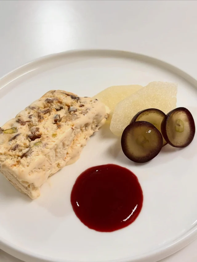 .
【ヌガーグラッセ】

今年も始まりました✨
フワッとしたアイスクリームの様な食感をお楽しみいただいています。
フランボワーズのソースでどうぞ✨

______________________________

LUXURY HOLIDAY
WITH DOGS

-愛犬と過ごす贅沢な休日-

🐕🐕🐕

アルマガーデンドッグスは
八ヶ岳にひっそりと佇む

コテージとログハウスの全2棟で、それぞれ1日1組限定

代官山、渋谷のレストランで修業したオーナーシェフがフレンチのコースをご提供
わんちゃんもご一緒に

-日常を忘れて愛犬との贅沢な時間をお過ごしください-

🐕🍽️🏡 @arumagardendogs

＝＝＝＝＝＝＝＝＝＝＝＝＝＝＝＝

【ご予約はこちらから✍️】

💻▽オフィシャルサイト予約フォーム
プロフィールにリンクしているホームページからどうぞ🏷️

【お問い合わせなどはお気軽に🐕】

📞0551-45-7679

＝＝＝＝＝＝＝＝＝＝＝＝＝＝＝＝

ARUMA GARDEN DOGS
-アルマガーデンドッグス-

【住所】
📍山梨県北杜市大泉町西井出8240-6520

【電話番号】
📞0551-45-7679

______________________________

#アルマガーデンドッグス #ペットと泊まれる宿 #愛犬と泊まれる宿 
#ワンコとお出かけ #わんことお出かけ 
#天然芝 #専用ドッグラン #ドッグラン完備 #プライベートドッグラン
#1日1組 #プライベートコテージ  #ラグジュアリーホテル #ログハウス #コテージ #ホテル 
#アフタヌーンティー #北杜市ランチ #オーベルジュ
#フランス料理 #八ヶ岳フレンチレストラン #オーベルジュ #北杜市フレンチ
#ガーデン #バラ好きな人と繋がりたい
#八ヶ岳 #北杜市 #山梨県