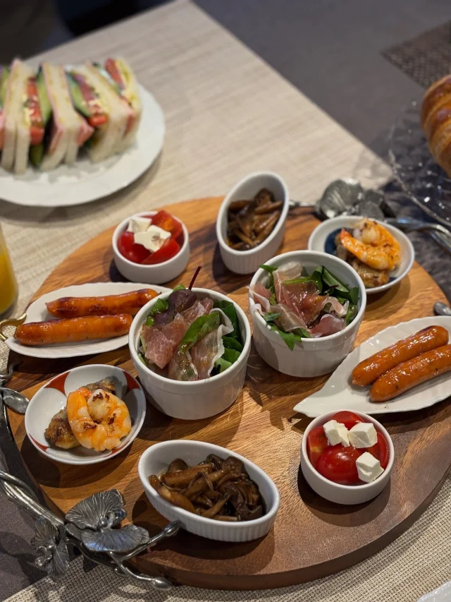 .
【特別な日に】

パーティースタイル大盛り🪅
朝ご飯ではありません💦

______________________________

LUXURY HOLIDAY
WITH DOGS

-愛犬と過ごす贅沢な休日-

🐕🐕🐕

アルマガーデンドッグスは
八ヶ岳にひっそりと佇む

コテージとログハウスの全2棟で、それぞれ1日1組限定

代官山、渋谷のレストランで修業したオーナーシェフがフレンチのコースをご提供
わんちゃんもご一緒に

-日常を忘れて愛犬との贅沢な時間をお過ごしください-

🐕🍽️🏡 @arumagardendogs

＝＝＝＝＝＝＝＝＝＝＝＝＝＝＝＝

【ご予約はこちらから✍️】

💻▽オフィシャルサイト予約フォーム
プロフィールにリンクしているホームページからどうぞ🏷️

【お問い合わせなどはお気軽に🐕】

📞0551-45-7679

＝＝＝＝＝＝＝＝＝＝＝＝＝＝＝＝

ARUMA GARDEN DOGS
-アルマガーデンドッグス-

【住所】
📍山梨県北杜市大泉町西井出8240-6520

【電話番号】
📞0551-45-7679

______________________________

#アルマガーデンドッグス #ペットと泊まれる宿 #愛犬と泊まれる宿 
#ワンコとお出かけ #わんことお出かけ 
#天然芝 #専用ドッグラン #ドッグラン完備 #プライベートドッグラン
#1日1組 #プライベートコテージ  #ラグジュアリーホテル #ログハウス #コテージ #ホテル 
#アフタヌーンティー #北杜市ランチ #オーベルジュ
#フランス料理 #八ヶ岳フレンチレストラン #オーベルジュ #北杜市フレンチ
#ガーデン #バラ好きな人と繋がりたい
#八ヶ岳 #北杜市 #山梨県