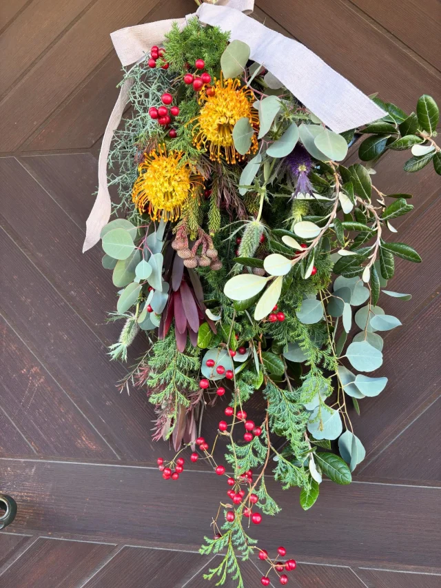 .
【スワッグ】

今年も素敵なスワッグを作っていただきました✨赤い実が可愛い素敵なスワッグをありがとうございました😊

______________________________

LUXURY HOLIDAY
WITH DOGS

-愛犬と過ごす贅沢な休日-

🐕🐕🐕

アルマガーデンドッグスは
八ヶ岳にひっそりと佇む

コテージとログハウスの全2棟で、それぞれ1日1組限定

代官山、渋谷のレストランで修業したオーナーシェフがフレンチのコースをご提供
わんちゃんもご一緒に

-日常を忘れて愛犬との贅沢な時間をお過ごしください-

🐕🍽️🏡 @arumagardendogs

＝＝＝＝＝＝＝＝＝＝＝＝＝＝＝＝

【ご予約はこちらから✍️】

💻▽オフィシャルサイト予約フォーム
プロフィールにリンクしているホームページからどうぞ🏷️

【お問い合わせなどはお気軽に🐕】

📞0551-45-7679

＝＝＝＝＝＝＝＝＝＝＝＝＝＝＝＝

ARUMA GARDEN DOGS
-アルマガーデンドッグス-

【住所】
📍山梨県北杜市大泉町西井出8240-6520

【電話番号】
📞0551-45-7679

______________________________

#アルマガーデンドッグス #ペットと泊まれる宿 #愛犬と泊まれる宿 
#ワンコとお出かけ #わんことお出かけ 
#天然芝 #専用ドッグラン #ドッグラン完備 #プライベートドッグラン
#1日1組 #プライベートコテージ  #ラグジュアリーホテル #ログハウス #コテージ #ホテル 
#アフタヌーンティー #北杜市ランチ #オーベルジュ
#フランス料理 #八ヶ岳フレンチレストラン #オーベルジュ #北杜市フレンチ
#ガーデン #バラ好きな人と繋がりたい
#八ヶ岳 #北杜市 #山梨県