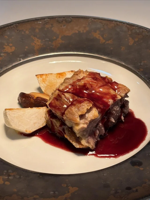 .
【ポークブレゼ】

スープで煮込むブレゼは見た目以上に柔らかく、赤ワインソースに絡めてお召し上がりいただきました✨
好評でした♪

______________________________

LUXURY HOLIDAY
WITH DOGS

-愛犬と過ごす贅沢な休日-

🐕🐕🐕

アルマガーデンドッグスは
八ヶ岳にひっそりと佇む

コテージとログハウスの全2棟で、それぞれ1日1組限定

代官山、渋谷のレストランで修業したオーナーシェフがフレンチのコースをご提供
わんちゃんもご一緒に

-日常を忘れて愛犬との贅沢な時間をお過ごしください-

🐕🍽️🏡 @arumagardendogs

＝＝＝＝＝＝＝＝＝＝＝＝＝＝＝＝

【ご予約はこちらから✍️】

💻▽オフィシャルサイト予約フォーム
プロフィールにリンクしているホームページからどうぞ🏷️

【お問い合わせなどはお気軽に🐕】

📞0551-45-7679

＝＝＝＝＝＝＝＝＝＝＝＝＝＝＝＝

ARUMA GARDEN DOGS
-アルマガーデンドッグス-

【住所】
📍山梨県北杜市大泉町西井出8240-6520

【電話番号】
📞0551-45-7679

______________________________

#アルマガーデンドッグス #ペットと泊まれる宿 #愛犬と泊まれる宿 
#ワンコとお出かけ #わんことお出かけ 
#天然芝 #専用ドッグラン #ドッグラン完備 #プライベートドッグラン
#1日1組 #プライベートコテージ  #ラグジュアリーホテル #ログハウス #コテージ #ホテル 
#アフタヌーンティー #北杜市ランチ #オーベルジュ
#フランス料理 #八ヶ岳フレンチレストラン #オーベルジュ #北杜市フレンチ
#ガーデン #バラ好きな人と繋がりたい
#八ヶ岳 #北杜市 #山梨県