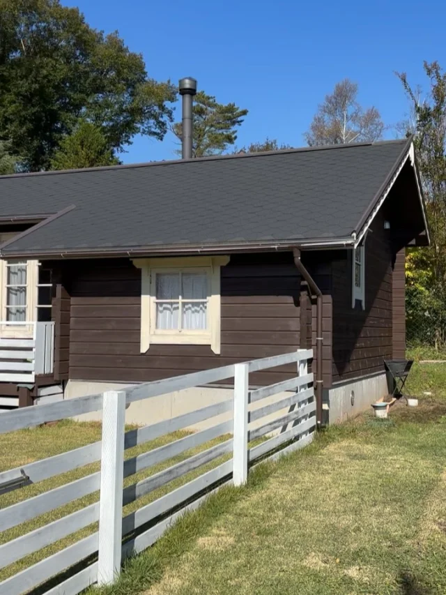 .
【タイトル】

少し前のログハウスとプライベートドッグラン🐕

今は木々の葉を全て落とし明るくなっています🍂

無数の星を眺めながらホットワイン🍷はいかがでしょう✨

______________________________

LUXURY HOLIDAY
WITH DOGS

-愛犬と過ごす贅沢な休日-

🐕🐕🐕

アルマガーデンドッグスは
八ヶ岳にひっそりと佇む

コテージとログハウスの全2棟で、それぞれ1日1組限定

代官山、渋谷のレストランで修業したオーナーシェフがフレンチのコースをご提供
わんちゃんもご一緒に

-日常を忘れて愛犬との贅沢な時間をお過ごしください-

🐕🍽️🏡 @arumagardendogs

＝＝＝＝＝＝＝＝＝＝＝＝＝＝＝＝

【ご予約はこちらから✍️】

💻▽オフィシャルサイト予約フォーム
プロフィールにリンクしているホームページからどうぞ🏷️

【お問い合わせなどはお気軽に🐕】

📞0551-45-7679

＝＝＝＝＝＝＝＝＝＝＝＝＝＝＝＝

ARUMA GARDEN DOGS
-アルマガーデンドッグス-

【住所】
📍山梨県北杜市大泉町西井出8240-6520

【電話番号】
📞0551-45-7679

______________________________

#アルマガーデンドッグス #ペットと泊まれる宿 #愛犬と泊まれる宿 
#ワンコとお出かけ #わんことお出かけ 
#天然芝 #専用ドッグラン #ドッグラン完備 #プライベートドッグラン
#1日1組 #プライベートコテージ  #ラグジュアリーホテル #ログハウス #コテージ #ホテル 
#アフタヌーンティー #北杜市ランチ #オーベルジュ
#フランス料理 #八ヶ岳フレンチレストラン #オーベルジュ #北杜市フレンチ
#ガーデン #バラ好きな人と繋がりたい
#八ヶ岳 #北杜市 #山梨県