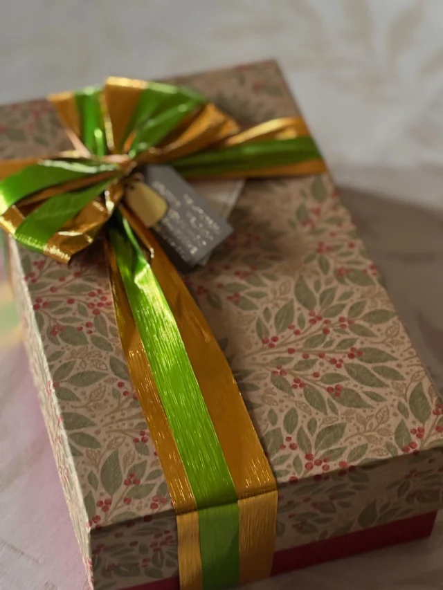 .
【クリスマス】

今年もサンタさんが🎅やってきました〜✨美味しい焼き菓子を暖かい部屋で頂いています♪ありがとうございました😊

______________________________

LUXURY HOLIDAY
WITH DOGS

-愛犬と過ごす贅沢な休日-

🐕🐕🐕

アルマガーデンドッグスは
八ヶ岳にひっそりと佇む

コテージとログハウスの全2棟で、それぞれ1日1組限定

代官山、渋谷のレストランで修業したオーナーシェフがフレンチのコースをご提供
わんちゃんもご一緒に

-日常を忘れて愛犬との贅沢な時間をお過ごしください-

🐕🍽️🏡 @arumagardendogs

＝＝＝＝＝＝＝＝＝＝＝＝＝＝＝＝

【ご予約はこちらから✍️】

💻▽オフィシャルサイト予約フォーム
プロフィールにリンクしているホームページからどうぞ🏷️

【お問い合わせなどはお気軽に🐕】

📞0551-45-7679

＝＝＝＝＝＝＝＝＝＝＝＝＝＝＝＝

ARUMA GARDEN DOGS
-アルマガーデンドッグス-

【住所】
📍山梨県北杜市大泉町西井出8240-6520

【電話番号】
📞0551-45-7679

______________________________

#アルマガーデンドッグス #ペットと泊まれる宿 #愛犬と泊まれる宿 
#ワンコとお出かけ #わんことお出かけ 
天然芝 専用ドッグラン ドッグラン完備 プライベートドッグラン
1日1組 プライベートコテージ  ラグジュアリーホテル ログハウス コテージ ホテル 
アフタヌーンティー 北杜市ランチ オーベルジュ
フランス料理 八ヶ岳フレンチレストラン オーベルジュ 北杜市フレンチ
ガーデン バラ好きな人と繋がりたい
八ヶ岳 北杜市 山梨県