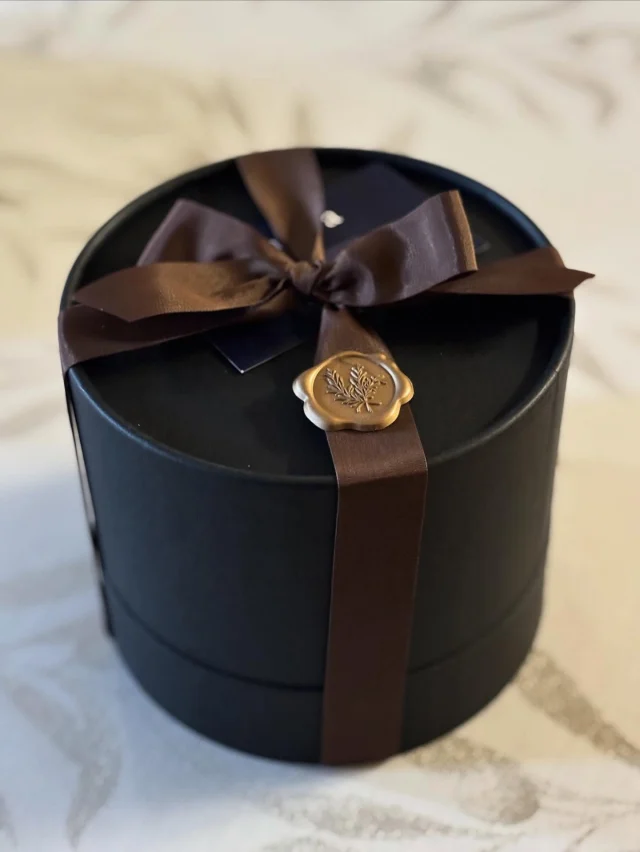 .
【お取り寄せ】

ずっと前から気になっていたケーキをお迎えしました🎂
深い味わいと生ケーキにはないコクが後を引きます✨
小さくカットして紅茶でいただきます♪

@cayca32215 

______________________________

LUXURY HOLIDAY
WITH DOGS

-愛犬と過ごす贅沢な休日-

🐕🐕🐕

アルマガーデンドッグスは
八ヶ岳にひっそりと佇む

コテージとログハウスの全2棟で、それぞれ1日1組限定

代官山、渋谷のレストランで修業したオーナーシェフがフレンチのコースをご提供
わんちゃんもご一緒に

-日常を忘れて愛犬との贅沢な時間をお過ごしください-

🐕🍽️🏡 @arumagardendogs

＝＝＝＝＝＝＝＝＝＝＝＝＝＝＝＝

【ご予約はこちらから✍️】

💻▽オフィシャルサイト予約フォーム
プロフィールにリンクしているホームページからどうぞ🏷️

【お問い合わせなどはお気軽に🐕】

📞0551-45-7679

＝＝＝＝＝＝＝＝＝＝＝＝＝＝＝＝

ARUMA GARDEN DOGS
-アルマガーデンドッグス-

【住所】
📍山梨県北杜市大泉町西井出8240-6520

【電話番号】
📞0551-45-7679

______________________________

#アルマガーデンドッグス #ペットと泊まれる宿 #愛犬と泊まれる宿 
#ワンコとお出かけ #わんことお出かけ 
天然芝 専用ドッグラン ドッグラン完備 プライベートドッグラン
1日1組 プライベートコテージ  ラグジュアリーホテル ログハウス コテージ ホテル 
アフタヌーンティー 北杜市ランチ オーベルジュ
フランス料理 八ヶ岳フレンチレストラン オーベルジュ 北杜市フレンチ
ガーデン バラ好きな人と繋がりたい
八ヶ岳 北杜市 山梨県

______________________________

LUXURY HOLIDAY
WITH DOGS

-愛犬と過ごす贅沢な休日-

🐕🐕🐕

アルマガーデンドッグスは
八ヶ岳にひっそりと佇む

コテージとログハウスの全2棟で、それぞれ1日1組限定

代官山、渋谷のレストランで修業したオーナーシェフがフレンチのコースをご提供
わんちゃんもご一緒に

-日常を忘れて愛犬との贅沢な時間をお過ごしください-

🐕🍽️🏡 @arumagardendogs

＝＝＝＝＝＝＝＝＝＝＝＝＝＝＝＝

【ご予約はこちらから✍️】

💻▽オフィシャルサイト予約フォーム
プロフィールにリンクしているホームページからどうぞ🏷️

【お問い合わせなどはお気軽に🐕】

📞0551-45-7679

＝＝＝＝＝＝＝＝＝＝＝＝＝＝＝＝

ARUMA GARDEN DOGS
-アルマガーデンドッグス-

【住所】
📍山梨県北杜市大泉町西井出8240-6520

【電話番号】
📞0551-45-7679

______________________________

アルマガーデンドッグス ペットと泊まれる宿 愛犬と泊まれる宿 
ワンコとお出かけ わんことお出かけ 
天然芝 専用ドッグラン ドッグラン完備 プライベートドッグラン
1日1組 プライベートコテージ  ラグジュアリーホテル ログハウス コテージ ホテル 
アフタヌーンティー 北杜市ランチ オーベルジュ
フランス料理 八ヶ岳フレンチレストラン オーベルジュ 北杜市フレンチ
ガーデン バラ好きな人と繋がりたい
八ヶ岳 北杜市 山梨県