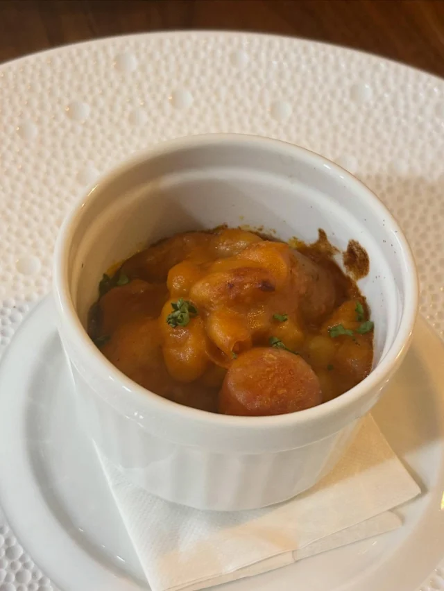 .
【カスレ】

フランス南西部の伝統的な郷土料理🥘
今回は鴨、自家製ベーコン、ウインナーと白インゲン豆でご提供しました。

______________________________

LUXURY HOLIDAY
WITH DOGS

-愛犬と過ごす贅沢な休日-

🐕🐕🐕

アルマガーデンドッグスは
八ヶ岳にひっそりと佇む

コテージとログハウスの全2棟で、それぞれ1日1組限定

代官山、渋谷のレストランで修業したオーナーシェフがフレンチのコースをご提供
わんちゃんもご一緒に

-日常を忘れて愛犬との贅沢な時間をお過ごしください-

🐕🍽️🏡 @arumagardendogs

＝＝＝＝＝＝＝＝＝＝＝＝＝＝＝＝

【ご予約はこちらから✍️】

💻▽オフィシャルサイト予約フォーム
プロフィールにリンクしているホームページからどうぞ🏷️

【お問い合わせなどはお気軽に🐕】

📞0551-45-7679

＝＝＝＝＝＝＝＝＝＝＝＝＝＝＝＝

ARUMA GARDEN DOGS
-アルマガーデンドッグス-

【住所】
📍山梨県北杜市大泉町西井出8240-6520

【電話番号】
📞0551-45-7679

______________________________

#アルマガーデンドッグス #ペットと泊まれる宿 #愛犬と泊まれる宿 
#ワンコとお出かけ #わんことお出かけ 
天然芝 専用ドッグラン ドッグラン完備 プライベートドッグラン
1日1組 プライベートコテージ  ラグジュアリーホテル ログハウス コテージ ホテル 
アフタヌーンティー 北杜市ランチ オーベルジュ
フランス料理 八ヶ岳フレンチレストラン オーベルジュ 北杜市フレンチ
ガーデン バラ好きな人と繋がりたい
八ヶ岳 北杜市 山梨県