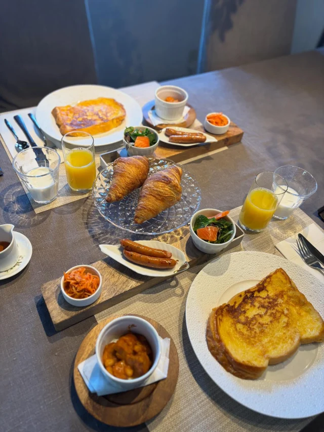 .
【朝ごはん】

時にはフレンチトーストが朝ごはんになる日もあります♪

______________________________

LUXURY HOLIDAY
WITH DOGS

-愛犬と過ごす贅沢な休日-

🐕🐕🐕

アルマガーデンドッグスは
八ヶ岳にひっそりと佇む

コテージとログハウスの全2棟で、それぞれ1日1組限定

代官山、渋谷のレストランで修業したオーナーシェフがフレンチのコースをご提供
わんちゃんもご一緒に

-日常を忘れて愛犬との贅沢な時間をお過ごしください-

🐕🍽️🏡 @arumagardendogs

＝＝＝＝＝＝＝＝＝＝＝＝＝＝＝＝

【ご予約はこちらから✍️】

💻▽オフィシャルサイト予約フォーム
プロフィールにリンクしているホームページからどうぞ🏷️

【お問い合わせなどはお気軽に🐕】

📞0551-45-7679

＝＝＝＝＝＝＝＝＝＝＝＝＝＝＝＝

ARUMA GARDEN DOGS
-アルマガーデンドッグス-

【住所】
📍山梨県北杜市大泉町西井出8240-6520

【電話番号】
📞0551-45-7679

______________________________

#アルマガーデンドッグス #ペットと泊まれる宿 #愛犬と泊まれる宿 
#ワンコとお出かけ #わんことお出かけ 
天然芝 専用ドッグラン ドッグラン完備 プライベートドッグラン
1日1組 プライベートコテージ  ラグジュアリーホテル ログハウス コテージ ホテル 
アフタヌーンティー 北杜市ランチ オーベルジュ
フランス料理 八ヶ岳フレンチレストラン オーベルジュ 北杜市フレンチ
ガーデン バラ好きな人と繋がりたい
八ヶ岳 北杜市 山梨県