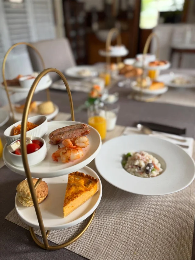 .
【オンラインショップ】

アルマガーデンドッグスの朝食でお馴染みのキッシュとスコーンをセットにして
オンライン販売を致します♪

10日からご注文スタートです。
キッシュ4カットとスコーン4個の
セットです。
その他、フィナンシェとマドレーヌのセットも予定しています。
お泊まりいただいた方にはお馴染みのシリーズとなります。
どうぞお楽しみにお待ち下さい♪

______________________________

LUXURY HOLIDAY
WITH DOGS

-愛犬と過ごす贅沢な休日-

🐕🐕🐕

アルマガーデンドッグスは
八ヶ岳にひっそりと佇む

コテージとログハウスの全2棟で、それぞれ1日1組限定

代官山、渋谷のレストランで修業したオーナーシェフがフレンチのコースをご提供
わんちゃんもご一緒に

-日常を忘れて愛犬との贅沢な時間をお過ごしください-

🐕🍽️🏡 @arumagardendogs

＝＝＝＝＝＝＝＝＝＝＝＝＝＝＝＝

【ご予約はこちらから✍️】

💻▽オフィシャルサイト予約フォーム
プロフィールにリンクしているホームページからどうぞ🏷️

【お問い合わせなどはお気軽に🐕】

📞0551-45-7679

＝＝＝＝＝＝＝＝＝＝＝＝＝＝＝＝

ARUMA GARDEN DOGS
-アルマガーデンドッグス-

【住所】
📍山梨県北杜市大泉町西井出8240-6520

【電話番号】
📞0551-45-7679

______________________________

#アルマガーデンドッグス #ペットと泊まれる宿 #愛犬と泊まれる宿 
#ワンコとお出かけ #わんことお出かけ 
天然芝 専用ドッグラン ドッグラン完備 プライベートドッグラン
1日1組 プライベートコテージ  ラグジュアリーホテル ログハウス コテージ ホテル 
アフタヌーンティー 北杜市ランチ オーベルジュ
フランス料理 八ヶ岳フレンチレストラン オーベルジュ 北杜市フレンチ
ガーデン バラ好きな人と繋がりたい
八ヶ岳 北杜市 山梨県