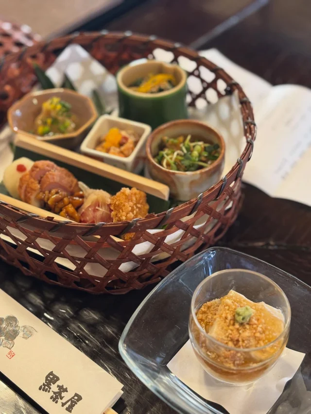 .
【黒茶屋】

あきる野市にある300年の古民家。
黒茶屋さんに伺いました。
里山料理がずらりと並び、炭焼きにしていただくヤマメや和牛、お野菜など。
量が多くて嬉しい悲鳴🙀😃
仲良しのご夫婦さんにお連れいただきました♪ありがとうございました😊

______________________________

LUXURY HOLIDAY
WITH DOGS

-愛犬と過ごす贅沢な休日-

🐕🐕🐕

アルマガーデンドッグスは
八ヶ岳にひっそりと佇む

コテージとログハウスの全2棟で、それぞれ1日1組限定

代官山、渋谷のレストランで修業したオーナーシェフがフレンチのコースをご提供
わんちゃんもご一緒に

-日常を忘れて愛犬との贅沢な時間をお過ごしください-

🐕🍽️🏡 @arumagardendogs

＝＝＝＝＝＝＝＝＝＝＝＝＝＝＝＝

【ご予約はこちらから✍️】

💻▽オフィシャルサイト予約フォーム
プロフィールにリンクしているホームページからどうぞ🏷️

【お問い合わせなどはお気軽に🐕】

📞0551-45-7679

＝＝＝＝＝＝＝＝＝＝＝＝＝＝＝＝

ARUMA GARDEN DOGS
-アルマガーデンドッグス-

【住所】
📍山梨県北杜市大泉町西井出8240-6520

【電話番号】
📞0551-45-7679

______________________________

#アルマガーデンドッグス #ペットと泊まれる宿 #愛犬と泊まれる宿 
#ワンコとお出かけ #わんことお出かけ 
天然芝 専用ドッグラン ドッグラン完備 プライベートドッグラン
1日1組 プライベートコテージ  ラグジュアリーホテル ログハウス コテージ ホテル 
アフタヌーンティー 北杜市ランチ オーベルジュ
フランス料理 八ヶ岳フレンチレストラン オーベルジュ 北杜市フレンチ
ガーデン バラ好きな人と繋がりたい
八ヶ岳 北杜市 山梨県