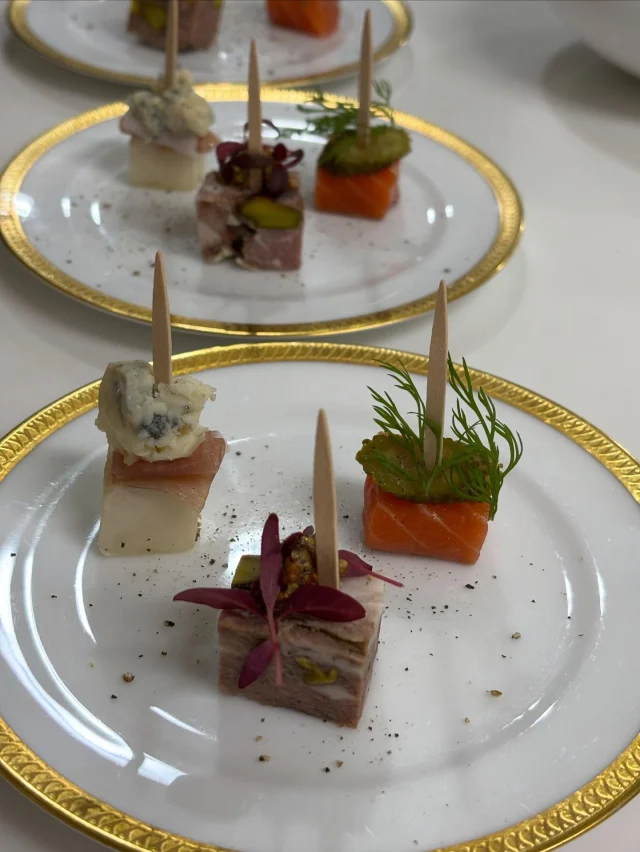 .
【アミューズ3点盛り】

自家製スモークサーモン、蕪、パテカン
など三点をお楽しみいただきました✨
______________________________

LUXURY HOLIDAY
WITH DOGS

-愛犬と過ごす贅沢な休日-

🐕🐕🐕

アルマガーデンドッグスは
八ヶ岳にひっそりと佇む

コテージとログハウスの全2棟で、それぞれ1日1組限定

代官山、渋谷のレストランで修業したオーナーシェフがフレンチのコースをご提供
わんちゃんもご一緒に

-日常を忘れて愛犬との贅沢な時間をお過ごしください-

🐕🍽️🏡 @arumagardendogs

＝＝＝＝＝＝＝＝＝＝＝＝＝＝＝＝

【ご予約はこちらから✍️】

💻▽オフィシャルサイト予約フォーム
プロフィールにリンクしているホームページからどうぞ🏷️

【お問い合わせなどはお気軽に🐕】

📞0551-45-7679

＝＝＝＝＝＝＝＝＝＝＝＝＝＝＝＝

ARUMA GARDEN DOGS
-アルマガーデンドッグス-

【住所】
📍山梨県北杜市大泉町西井出8240-6520

【電話番号】
📞0551-45-7679

______________________________

#アルマガーデンドッグス #ペットと泊まれる宿 #愛犬と泊まれる宿 
#ワンコとお出かけ #わんことお出かけ 
天然芝 専用ドッグラン ドッグラン完備 プライベートドッグラン
1日1組 プライベートコテージ  ラグジュアリーホテル ログハウス コテージ ホテル 
アフタヌーンティー 北杜市ランチ オーベルジュ
フランス料理 八ヶ岳フレンチレストラン オーベルジュ 北杜市フレンチ
ガーデン バラ好きな人と繋がりたい
八ヶ岳 北杜市 山梨県