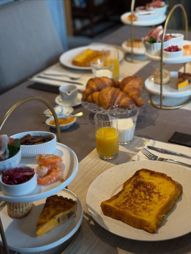 .
【フレンチトースト】

最近の朝食はフレンチトーストも登場しています🍞

______________________________

LUXURY HOLIDAY
WITH DOGS

-愛犬と過ごす贅沢な休日-

🐕🐕🐕

アルマガーデンドッグスは
八ヶ岳にひっそりと佇む

コテージとログハウスの全2棟で、それぞれ1日1組限定

代官山、渋谷のレストランで修業したオーナーシェフがフレンチのコースをご提供
わんちゃんもご一緒に

-日常を忘れて愛犬との贅沢な時間をお過ごしください-

🐕🍽️🏡 @arumagardendogs

＝＝＝＝＝＝＝＝＝＝＝＝＝＝＝＝

【ご予約はこちらから✍️】

💻▽オフィシャルサイト予約フォーム
プロフィールにリンクしているホームページからどうぞ🏷️

【お問い合わせなどはお気軽に🐕】

📞0551-45-7679

＝＝＝＝＝＝＝＝＝＝＝＝＝＝＝＝

ARUMA GARDEN DOGS
-アルマガーデンドッグス-

【住所】
📍山梨県北杜市大泉町西井出8240-6520

【電話番号】
📞0551-45-7679

______________________________

#アルマガーデンドッグス #ペットと泊まれる宿 #愛犬と泊まれる宿 
#ワンコとお出かけ #わんことお出かけ 
天然芝 専用ドッグラン ドッグラン完備 プライベートドッグラン
1日1組 プライベートコテージ  ラグジュアリーホテル ログハウス コテージ ホテル 
アフタヌーンティー 北杜市ランチ オーベルジュ
フランス料理 八ヶ岳フレンチレストラン オーベルジュ 北杜市フレンチ
ガーデン バラ好きな人と繋がりたい
八ヶ岳 北杜市 山梨県