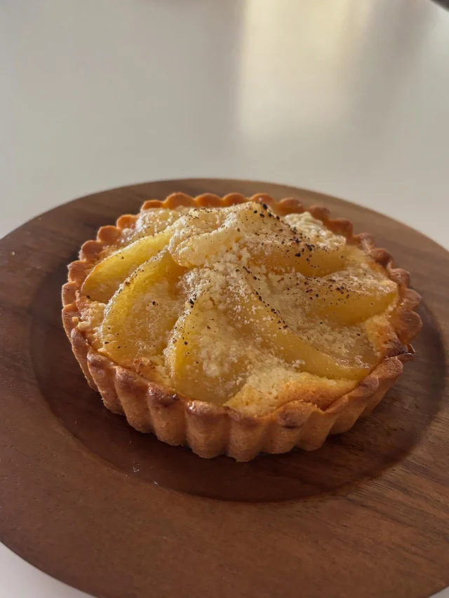 .
【ミニサイズ】

山形県に送ったリンゴ🍎のタルトに沢山のお問い合わせありがとうございました♪

お一人でも食べきりサイズの12cmを
準備しています。
少しお待ち下さい♪

______________________________

LUXURY HOLIDAY
WITH DOGS

-愛犬と過ごす贅沢な休日-

🐕🐕🐕

アルマガーデンドッグスは
八ヶ岳にひっそりと佇む

コテージとログハウスの全2棟で、それぞれ1日1組限定

代官山、渋谷のレストランで修業したオーナーシェフがフレンチのコースをご提供
わんちゃんもご一緒に

-日常を忘れて愛犬との贅沢な時間をお過ごしください-

🐕🍽️🏡 @arumagardendogs

＝＝＝＝＝＝＝＝＝＝＝＝＝＝＝＝

【ご予約はこちらから✍️】

💻▽オフィシャルサイト予約フォーム
プロフィールにリンクしているホームページからどうぞ🏷️

【お問い合わせなどはお気軽に🐕】

📞0551-45-7679

＝＝＝＝＝＝＝＝＝＝＝＝＝＝＝＝

ARUMA GARDEN DOGS
-アルマガーデンドッグス-

【住所】
📍山梨県北杜市大泉町西井出8240-6520

【電話番号】
📞0551-45-7679

______________________________

#アルマガーデンドッグス #ペットと泊まれる宿 #愛犬と泊まれる宿 
#ワンコとお出かけ #わんことお出かけ 
天然芝 専用ドッグラン ドッグラン完備 プライベートドッグラン
1日1組 プライベートコテージ  ラグジュアリーホテル ログハウス コテージ ホテル 
アフタヌーンティー 北杜市ランチ オーベルジュ
フランス料理 八ヶ岳フレンチレストラン オーベルジュ 北杜市フレンチ
ガーデン バラ好きな人と繋がりたい
八ヶ岳 北杜市 山梨県