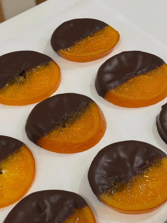 .
【オランジェット】

仕上がりました！
やはり自家製は美味しい😋

______________________________

LUXURY HOLIDAY
WITH DOGS

-愛犬と過ごす贅沢な休日-

🐕🐕🐕

アルマガーデンドッグスは
八ヶ岳にひっそりと佇む

コテージとログハウスの全2棟で、それぞれ1日1組限定

代官山、渋谷のレストランで修業したオーナーシェフがフレンチのコースをご提供
わんちゃんもご一緒に

-日常を忘れて愛犬との贅沢な時間をお過ごしください-

🐕🍽️🏡 @arumagardendogs

＝＝＝＝＝＝＝＝＝＝＝＝＝＝＝＝

【ご予約はこちらから✍️】

💻▽オフィシャルサイト予約フォーム
プロフィールにリンクしているホームページからどうぞ🏷️

【お問い合わせなどはお気軽に🐕】

📞0551-45-7679

＝＝＝＝＝＝＝＝＝＝＝＝＝＝＝＝

ARUMA GARDEN DOGS
-アルマガーデンドッグス-

【住所】
📍山梨県北杜市大泉町西井出8240-6520

【電話番号】
📞0551-45-7679

______________________________

#アルマガーデンドッグス #ペットと泊まれる宿 #愛犬と泊まれる宿 
#ワンコとお出かけ #わんことお出かけ 
天然芝 専用ドッグラン ドッグラン完備 プライベートドッグラン
1日1組 プライベートコテージ  ラグジュアリーホテル ログハウス コテージ ホテル 
アフタヌーンティー 北杜市ランチ オーベルジュ
フランス料理 八ヶ岳フレンチレストラン オーベルジュ 北杜市フレンチ
ガーデン バラ好きな人と繋がりたい
八ヶ岳 北杜市 山梨県