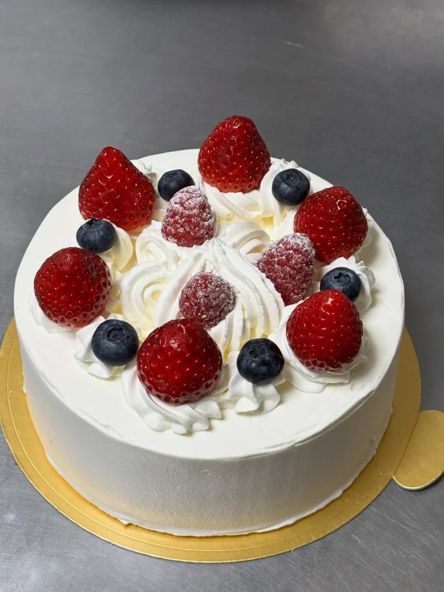 .
【ショートケーキ】

先日、デコレーションケーキのレッスンに伺いました。
一番苦手なナッペの課題を克服するために！想定内の苦戦でしたがシェフの助けで何とかなりました💦

親切すぎるレッスンで感動しました✨
お世話になりました。

@bilsonrollers 

______________________________

LUXURY HOLIDAY
WITH DOGS

-愛犬と過ごす贅沢な休日-

🐕🐕🐕

アルマガーデンドッグスは
八ヶ岳にひっそりと佇む

コテージとログハウスの全2棟で、それぞれ1日1組限定

代官山、渋谷のレストランで修業したオーナーシェフがフレンチのコースをご提供
わんちゃんもご一緒に

-日常を忘れて愛犬との贅沢な時間をお過ごしください-

🐕🍽️🏡 @arumagardendogs

＝＝＝＝＝＝＝＝＝＝＝＝＝＝＝＝

【ご予約はこちらから✍️】

💻▽オフィシャルサイト予約フォーム
プロフィールにリンクしているホームページからどうぞ🏷️

【お問い合わせなどはお気軽に🐕】

📞0551-45-7679

＝＝＝＝＝＝＝＝＝＝＝＝＝＝＝＝

ARUMA GARDEN DOGS
-アルマガーデンドッグス-

【住所】
📍山梨県北杜市大泉町西井出8240-6520

【電話番号】
📞0551-45-7679

______________________________

#アルマガーデンドッグス #ペットと泊まれる宿 #愛犬と泊まれる宿 
#ワンコとお出かけ #わんことお出かけ 
天然芝 専用ドッグラン ドッグラン完備 プライベートドッグラン
1日1組 プライベートコテージ  ラグジュアリーホテル ログハウス コテージ ホテル 
アフタヌーンティー 北杜市ランチ オーベルジュ
フランス料理 八ヶ岳フレンチレストラン オーベルジュ 北杜市フレンチ
ガーデン バラ好きな人と繋がりたい
八ヶ岳 北杜市 山梨県