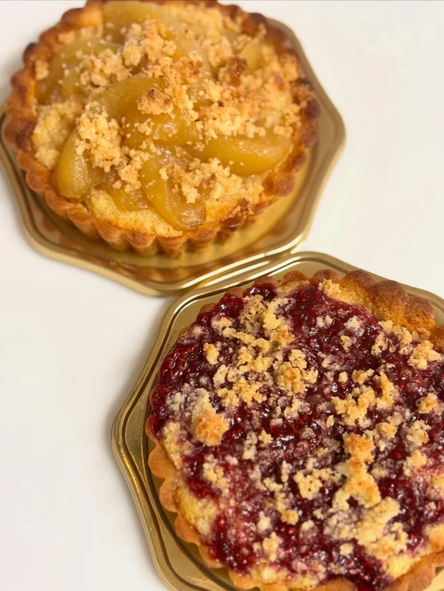 .
【ミニタルト】

りんご🍎とフランボワーズ🍓のミニタルトの食べ切りサイズがセットでご好評頂いています♪
タルトはサクサクで豊かなバターの香りが魅力です✨

______________________________

LUXURY HOLIDAY
WITH DOGS

-愛犬と過ごす贅沢な休日-

🐕🐕🐕

アルマガーデンドッグスは
八ヶ岳にひっそりと佇む

コテージとログハウスの全2棟で、それぞれ1日1組限定

代官山、渋谷のレストランで修業したオーナーシェフがフレンチのコースをご提供
わんちゃんもご一緒に

-日常を忘れて愛犬との贅沢な時間をお過ごしください-

🐕🍽️🏡 @arumagardendogs

＝＝＝＝＝＝＝＝＝＝＝＝＝＝＝＝

【ご予約はこちらから✍️】

💻▽オフィシャルサイト予約フォーム
プロフィールにリンクしているホームページからどうぞ🏷️

【お問い合わせなどはお気軽に🐕】

📞0551-45-7679

＝＝＝＝＝＝＝＝＝＝＝＝＝＝＝＝

ARUMA GARDEN DOGS
-アルマガーデンドッグス-

【住所】
📍山梨県北杜市大泉町西井出8240-6520

【電話番号】
📞0551-45-7679

______________________________

#アルマガーデンドッグス #ペットと泊まれる宿 #愛犬と泊まれる宿 
#ワンコとお出かけ #わんことお出かけ 
天然芝 専用ドッグラン ドッグラン完備 プライベートドッグラン
1日1組 プライベートコテージ  ラグジュアリーホテル ログハウス コテージ ホテル 
アフタヌーンティー 北杜市ランチ オーベルジュ
フランス料理 八ヶ岳フレンチレストラン オーベルジュ 北杜市フレンチ
ガーデン バラ好きな人と繋がりたい
八ヶ岳 北杜市 山梨県