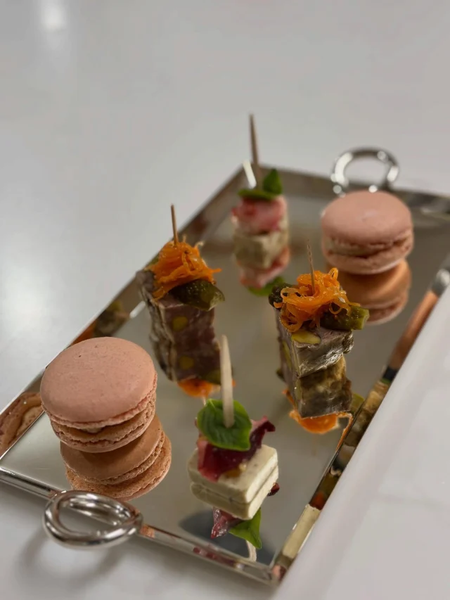 .
【アミューズ盛り合わせ】

ディナーの始まりは目にも楽しい
フィンガーフード♪
海老のムースをマカロンに挟みました🦐
お客様の笑顔が嬉しい瞬間です✨

______________________________

LUXURY HOLIDAY
WITH DOGS

-愛犬と過ごす贅沢な休日-

🐕🐕🐕

アルマガーデンドッグスは
八ヶ岳にひっそりと佇む

コテージとログハウスの全2棟で、それぞれ1日1組限定

代官山、渋谷のレストランで修業したオーナーシェフがフレンチのコースをご提供
わんちゃんもご一緒に

-日常を忘れて愛犬との贅沢な時間をお過ごしください-

🐕🍽️🏡 @arumagardendogs

＝＝＝＝＝＝＝＝＝＝＝＝＝＝＝＝

【ご予約はこちらから✍️】

💻▽オフィシャルサイト予約フォーム
プロフィールにリンクしているホームページからどうぞ🏷️

【お問い合わせなどはお気軽に🐕】

📞0551-45-7679

＝＝＝＝＝＝＝＝＝＝＝＝＝＝＝＝

ARUMA GARDEN DOGS
-アルマガーデンドッグス-

【住所】
📍山梨県北杜市大泉町西井出8240-6520

【電話番号】
📞0551-45-7679

______________________________

#アルマガーデンドッグス #ペットと泊まれる宿 #愛犬と泊まれる宿 
#ワンコとお出かけ #わんことお出かけ 
天然芝 専用ドッグラン ドッグラン完備 プライベートドッグラン
1日1組 プライベートコテージ  ラグジュアリーホテル ログハウス コテージ ホテル 
アフタヌーンティー 北杜市ランチ オーベルジュ
フランス料理 八ヶ岳フレンチレストラン オーベルジュ 北杜市フレンチ
ガーデン バラ好きな人と繋がりたい
八ヶ岳 北杜市 山梨県