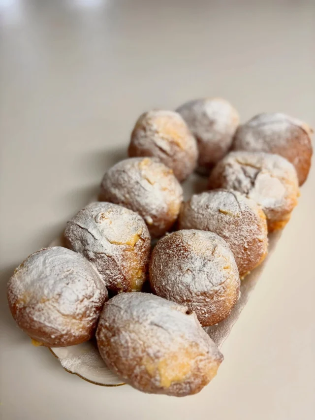 .
【生ドーナツ】

昨年から作りたいと思っていた生ドーナツ🍩ふわふわの生地に仕上がりました♪
中にはクレームパティシェールベースのレモンクリームを詰めました。

______________________________

LUXURY HOLIDAY
WITH DOGS

-愛犬と過ごす贅沢な休日-

🐕🐕🐕

アルマガーデンドッグスは
八ヶ岳にひっそりと佇む

コテージとログハウスの全2棟で、それぞれ1日1組限定

代官山、渋谷のレストランで修業したオーナーシェフがフレンチのコースをご提供
わんちゃんもご一緒に

-日常を忘れて愛犬との贅沢な時間をお過ごしください-

🐕🍽️🏡 @arumagardendogs

＝＝＝＝＝＝＝＝＝＝＝＝＝＝＝＝

【ご予約はこちらから✍️】

💻▽オフィシャルサイト予約フォーム
プロフィールにリンクしているホームページからどうぞ🏷️

【お問い合わせなどはお気軽に🐕】

📞0551-45-7679

＝＝＝＝＝＝＝＝＝＝＝＝＝＝＝＝

ARUMA GARDEN DOGS
-アルマガーデンドッグス-

【住所】
📍山梨県北杜市大泉町西井出8240-6520

【電話番号】
📞0551-45-7679

______________________________

#アルマガーデンドッグス #ペットと泊まれる宿 #愛犬と泊まれる宿 
#ワンコとお出かけ #わんことお出かけ 
天然芝 専用ドッグラン ドッグラン完備 プライベートドッグラン
1日1組 プライベートコテージ  ラグジュアリーホテル ログハウス コテージ ホテル 
アフタヌーンティー 北杜市ランチ オーベルジュ
フランス料理 八ヶ岳フレンチレストラン オーベルジュ 北杜市フレンチ
ガーデン バラ好きな人と繋がりたい
八ヶ岳 北杜市 山梨県