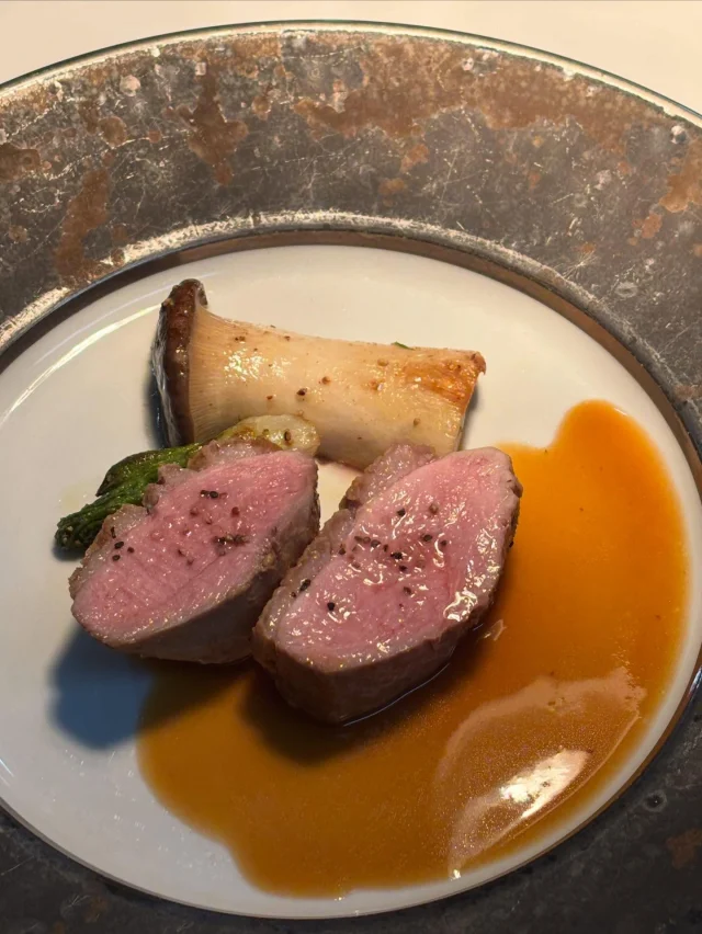 .
【ディナータイム】

鴨のロティシェリービネガーソース
ワインが進みます🍷
______________________________

LUXURY HOLIDAY
WITH DOGS

-愛犬と過ごす贅沢な休日-

🐕🐕🐕

アルマガーデンドッグスは
八ヶ岳にひっそりと佇む

コテージとログハウスの全2棟で、それぞれ1日1組限定

代官山、渋谷のレストランで修業したオーナーシェフがフレンチのコースをご提供
わんちゃんもご一緒に

-日常を忘れて愛犬との贅沢な時間をお過ごしください-

🐕🍽️🏡 @arumagardendogs

＝＝＝＝＝＝＝＝＝＝＝＝＝＝＝＝

【ご予約はこちらから✍️】

💻▽オフィシャルサイト予約フォーム
プロフィールにリンクしているホームページからどうぞ🏷️

【お問い合わせなどはお気軽に🐕】

📞0551-45-7679

＝＝＝＝＝＝＝＝＝＝＝＝＝＝＝＝

ARUMA GARDEN DOGS
-アルマガーデンドッグス-

【住所】
📍山梨県北杜市大泉町西井出8240-6520

【電話番号】
📞0551-45-7679

______________________________

#アルマガーデンドッグス #ペットと泊まれる宿 #愛犬と泊まれる宿 
#ワンコとお出かけ #わんことお出かけ 
天然芝 専用ドッグラン ドッグラン完備 プライベートドッグラン
1日1組 プライベートコテージ  ラグジュアリーホテル ログハウス コテージ ホテル 
アフタヌーンティー 北杜市ランチ オーベルジュ
フランス料理 八ヶ岳フレンチレストラン オーベルジュ 北杜市フレンチ
ガーデン バラ好きな人と繋がりたい
八ヶ岳 北杜市 山梨県