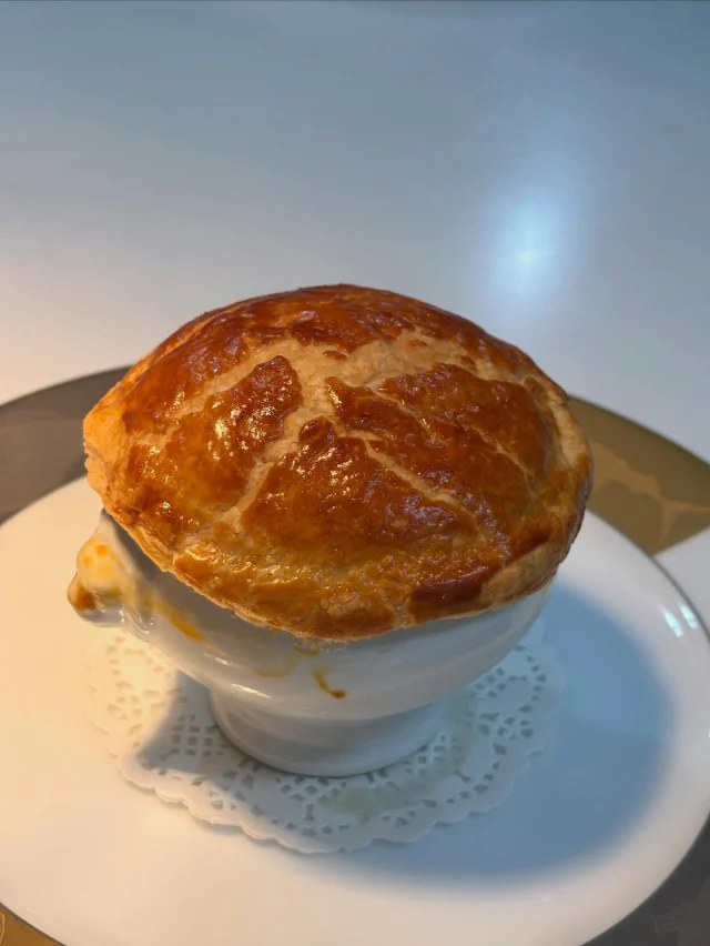 .
【ポットパイ】

寒いこの時期のポットパイ🥧
こんがり焼いたパイを割った時の美味しい香りが魅力です✨

______________________________

LUXURY HOLIDAY
WITH DOGS

-愛犬と過ごす贅沢な休日-

🐕🐕🐕

アルマガーデンドッグスは
八ヶ岳にひっそりと佇む

コテージとログハウスの全2棟で、それぞれ1日1組限定

代官山、渋谷のレストランで修業したオーナーシェフがフレンチのコースをご提供
わんちゃんもご一緒に

-日常を忘れて愛犬との贅沢な時間をお過ごしください-

🐕🍽️🏡 @arumagardendogs

＝＝＝＝＝＝＝＝＝＝＝＝＝＝＝＝

【ご予約はこちらから✍️】

💻▽オフィシャルサイト予約フォーム
プロフィールにリンクしているホームページからどうぞ🏷️

【お問い合わせなどはお気軽に🐕】

📞0551-45-7679

＝＝＝＝＝＝＝＝＝＝＝＝＝＝＝＝

ARUMA GARDEN DOGS
-アルマガーデンドッグス-

【住所】
📍山梨県北杜市大泉町西井出8240-6520

【電話番号】
📞0551-45-7679

______________________________

#アルマガーデンドッグス #ペットと泊まれる宿 #愛犬と泊まれる宿 
#ワンコとお出かけ #わんことお出かけ 
天然芝 専用ドッグラン ドッグラン完備 プライベートドッグラン
1日1組 プライベートコテージ  ラグジュアリーホテル ログハウス コテージ ホテル 
アフタヌーンティー 北杜市ランチ オーベルジュ
フランス料理 八ヶ岳フレンチレストラン オーベルジュ 北杜市フレンチ
ガーデン バラ好きな人と繋がりたい
八ヶ岳 北杜市 山梨県