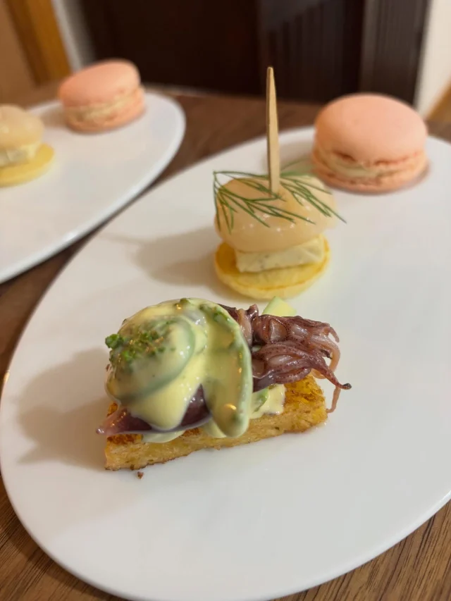 .
【ランチミーティング】

スタッフとランチミーティングで試食会✨

______________________________

LUXURY HOLIDAY
WITH DOGS

-愛犬と過ごす贅沢な休日-

🐕🐕🐕

アルマガーデンドッグスは
八ヶ岳にひっそりと佇む

コテージとログハウスの全2棟で、それぞれ1日1組限定

代官山、渋谷のレストランで修業したオーナーシェフがフレンチのコースをご提供
わんちゃんもご一緒に

-日常を忘れて愛犬との贅沢な時間をお過ごしください-

🐕🍽️🏡 @arumagardendogs

＝＝＝＝＝＝＝＝＝＝＝＝＝＝＝＝

【ご予約はこちらから✍️】

💻▽オフィシャルサイト予約フォーム
プロフィールにリンクしているホームページからどうぞ🏷️

【お問い合わせなどはお気軽に🐕】

📞0551-45-7679

＝＝＝＝＝＝＝＝＝＝＝＝＝＝＝＝

ARUMA GARDEN DOGS
-アルマガーデンドッグス-

【住所】
📍山梨県北杜市大泉町西井出8240-6520

【電話番号】
📞0551-45-7679

______________________________

#アルマガーデンドッグス #ペットと泊まれる宿 #愛犬と泊まれる宿 
#ワンコとお出かけ #わんことお出かけ 
天然芝 専用ドッグラン ドッグラン完備 プライベートドッグラン
1日1組 プライベートコテージ  ラグジュアリーホテル ログハウス コテージ ホテル 
アフタヌーンティー 北杜市ランチ オーベルジュ
フランス料理 八ヶ岳フレンチレストラン オーベルジュ 北杜市フレンチ
ガーデン バラ好きな人と繋がりたい
八ヶ岳 北杜市 山梨県