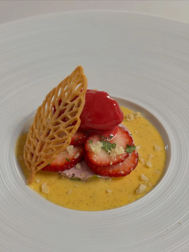 .
【苺のデセール】

シェフの一皿をリスペクト✨
自分なりに再現してみました。

______________________________

LUXURY HOLIDAY
WITH DOGS

-愛犬と過ごす贅沢な休日-

🐕🐕🐕

アルマガーデンドッグスは
八ヶ岳にひっそりと佇む

コテージとログハウスの全2棟で、それぞれ1日1組限定

代官山、渋谷のレストランで修業したオーナーシェフがフレンチのコースをご提供
わんちゃんもご一緒に

-日常を忘れて愛犬との贅沢な時間をお過ごしください-

🐕🍽️🏡 @arumagardendogs

＝＝＝＝＝＝＝＝＝＝＝＝＝＝＝＝

【ご予約はこちらから✍️】

💻▽オフィシャルサイト予約フォーム
プロフィールにリンクしているホームページからどうぞ🏷️

【お問い合わせなどはお気軽に🐕】

📞0551-45-7679

＝＝＝＝＝＝＝＝＝＝＝＝＝＝＝＝

ARUMA GARDEN DOGS
-アルマガーデンドッグス-

【住所】
📍山梨県北杜市大泉町西井出8240-6520

【電話番号】
📞0551-45-7679

______________________________

#アルマガーデンドッグス #ペットと泊まれる宿 #愛犬と泊まれる宿 
#ワンコとお出かけ #わんことお出かけ 
天然芝 専用ドッグラン ドッグラン完備 プライベートドッグラン
1日1組 プライベートコテージ  ラグジュアリーホテル ログハウス コテージ ホテル 
アフタヌーンティー 北杜市ランチ オーベルジュ
フランス料理 八ヶ岳フレンチレストラン オーベルジュ 北杜市フレンチ
ガーデン バラ好きな人と繋がりたい
八ヶ岳 北杜市 山梨県