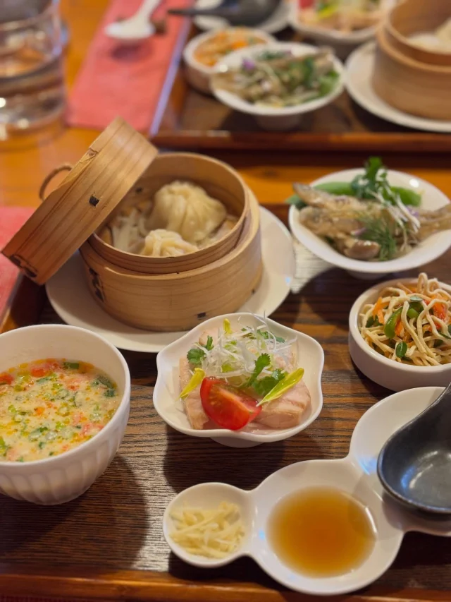 .
【台湾と沖縄のお土産企画】

フレンチレストランのシェフが作る台湾と沖縄料理のイベントに伺いました。
台湾料理の優しい味に感激しました♪
ご馳走様でした✨

@restaurant_ashihana 

______________________________

LUXURY HOLIDAY
WITH DOGS

-愛犬と過ごす贅沢な休日-

🐕🐕🐕

アルマガーデンドッグスは
八ヶ岳にひっそりと佇む

コテージとログハウスの全2棟で、それぞれ1日1組限定

代官山、渋谷のレストランで修業したオーナーシェフがフレンチのコースをご提供
わんちゃんもご一緒に

-日常を忘れて愛犬との贅沢な時間をお過ごしください-

🐕🍽️🏡 @arumagardendogs

＝＝＝＝＝＝＝＝＝＝＝＝＝＝＝＝

【ご予約はこちらから✍️】

💻▽オフィシャルサイト予約フォーム
プロフィールにリンクしているホームページからどうぞ🏷️

【お問い合わせなどはお気軽に🐕】

📞0551-45-7679

＝＝＝＝＝＝＝＝＝＝＝＝＝＝＝＝

ARUMA GARDEN DOGS
-アルマガーデンドッグス-

【住所】
📍山梨県北杜市大泉町西井出8240-6520

【電話番号】
📞0551-45-7679

______________________________

#アルマガーデンドッグス #ペットと泊まれる宿 #八ヶ岳#オーベルジュ #専用ドッグラン