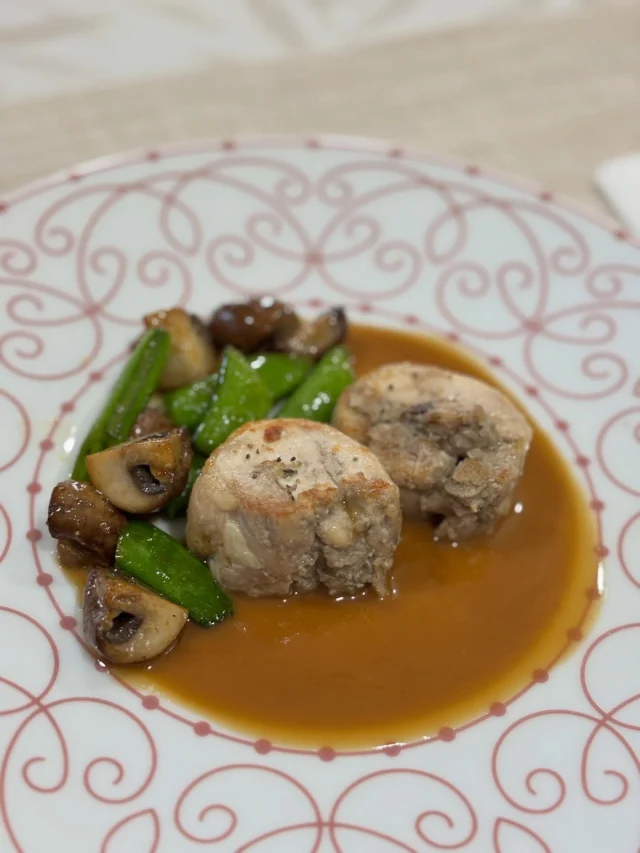 .
【ガランティーヌ】

マッシュルームのペーストをチキンのモモで巻いた一皿です。

______________________________

LUXURY HOLIDAY
WITH DOGS

-愛犬と過ごす贅沢な休日-

🐕🐕🐕

アルマガーデンドッグスは
八ヶ岳にひっそりと佇む

コテージとログハウスの全2棟で、それぞれ1日1組限定

代官山、渋谷のレストランで修業したオーナーシェフがフレンチのコースをご提供
わんちゃんもご一緒に

-日常を忘れて愛犬との贅沢な時間をお過ごしください-

🐕🍽️🏡 @arumagardendogs

＝＝＝＝＝＝＝＝＝＝＝＝＝＝＝＝

【ご予約はこちらから✍️】

💻▽オフィシャルサイト予約フォーム
プロフィールにリンクしているホームページからどうぞ🏷️

【お問い合わせなどはお気軽に🐕】

📞0551-45-7679

＝＝＝＝＝＝＝＝＝＝＝＝＝＝＝＝

ARUMA GARDEN DOGS
-アルマガーデンドッグス-

【住所】
📍山梨県北杜市大泉町西井出8240-6520

【電話番号】
📞0551-45-7679

______________________________

#アルマガーデンドッグス #ペットと泊まれる宿 #オーベルジュ#八ヶ岳 #専用ドッグラン