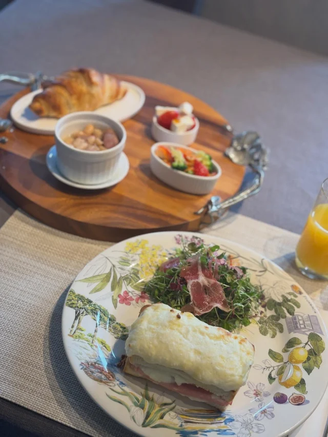 .
【2日目の朝食】

クロックムッシュでご用意しております✨

______________________________

LUXURY HOLIDAY
WITH DOGS

-愛犬と過ごす贅沢な休日-

🐕🐕🐕

アルマガーデンドッグスは
八ヶ岳にひっそりと佇む

コテージとログハウスの全2棟で、それぞれ1日1組限定

代官山、渋谷のレストランで修業したオーナーシェフがフレンチのコースをご提供
わんちゃんもご一緒に

-日常を忘れて愛犬との贅沢な時間をお過ごしください-

🐕🍽️🏡 @arumagardendogs

＝＝＝＝＝＝＝＝＝＝＝＝＝＝＝＝

【ご予約はこちらから✍️】

💻▽オフィシャルサイト予約フォーム
プロフィールにリンクしているホームページからどうぞ🏷️

【お問い合わせなどはお気軽に🐕】

📞0551-45-7679

＝＝＝＝＝＝＝＝＝＝＝＝＝＝＝＝

ARUMA GARDEN DOGS
-アルマガーデンドッグス-

【住所】
📍山梨県北杜市大泉町西井出8240-6520

【電話番号】
📞0551-45-7679

______________________________

#アルマガーデンドッグス #ペットと泊まれる宿 #オーベルジュ #八ヶ岳 #専用ドッグラン